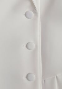 Renee - Biała Rozkloszowana Sukienka Marynarka VICES z Usztywnianymi Ramionami Ilarita. Okazja: na spotkanie biznesowe, do pracy. Kolor: biały. Styl: biznesowy #4