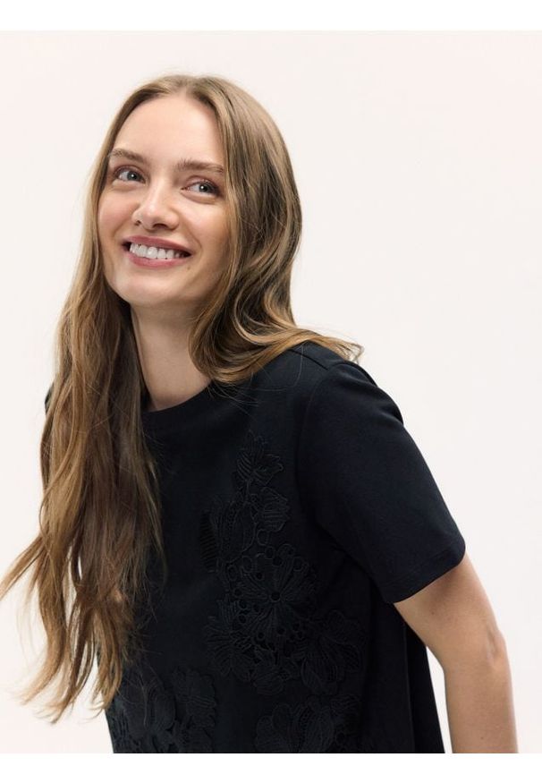 Reserved - T‑shirt z koronkową aplikacją - czarny. Kolor: czarny. Materiał: koronka. Wzór: aplikacja