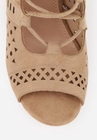 Renee - Ciemnobeżowe Ażurowe Botki Vices na Słupku Nimisa. Okazja: na spacer. Kolor: beżowy. Materiał: jeans. Wzór: ażurowy. Sezon: wiosna. Obcas: na słupku. Styl: elegancki. Wysokość obcasa: średni #4