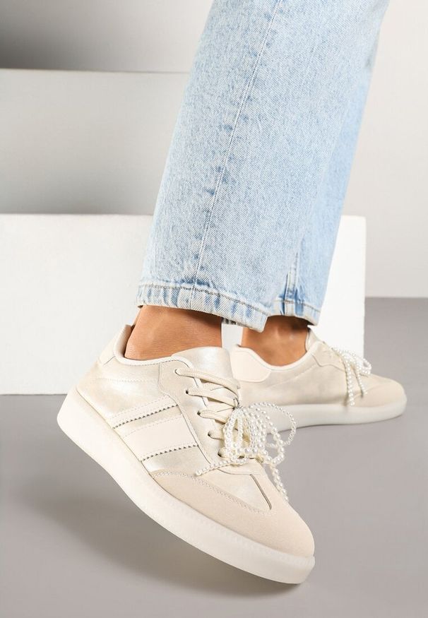 Born2be - Beżowe Sneakersy w Stylu Klasycznych Tenisówek z Perłowym Zdobieniem Nalarie. Okazja: na co dzień. Kolor: beżowy. Materiał: jeans. Szerokość cholewki: normalna. Wzór: aplikacja. Obcas: na płaskiej podeszwie