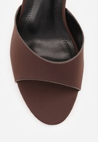 Born2be - Brązowe Minimalistyczne Klapki na Szpilce w Klasycznym Stylu Batioe. Okazja: na co dzień. Kolor: brązowy. Materiał: jeans. Obcas: na szpilce. Styl: klasyczny. Wysokość obcasa: średni #4
