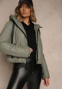 Renee - Zielona Klasyczna Kurtka z Pikowanymi Przeszyciami i Kapturem Tuliena. Okazja: na spacer. Kolor: zielony. Materiał: jeans. Styl: klasyczny #5
