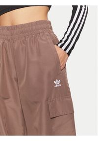 Adidas - adidas Spodnie dresowe adicolor 3-Stripes JC8138 Beżowy Loose Fit. Kolor: beżowy. Materiał: syntetyk #5