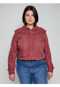 Big-Star - Koszula damska w kratę z ozdobnymi falbankami czerwona Frilo 000. Okazja: do pracy, na co dzień. Typ kołnierza: kołnierz z falbankami. Kolor: wielokolorowy. Wzór: kratka. Styl: wizytowy, casual, klasyczny, elegancki #3