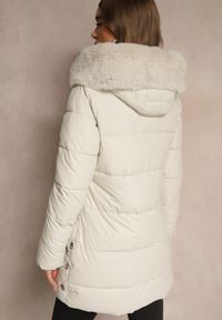 Renee - Biała Pikowana Kurtka o Taliowanym Kroju z Kapturem z Futrem Nalessia. Okazja: na co dzień. Typ kołnierza: kaptur. Kolor: biały. Materiał: futro. Styl: casual, klasyczny #2