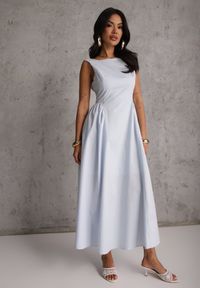 Renee - Jasnoniebieska Rozkloszowana Sukienka Koktajlowa z Bawełny z Dekoltem Łódką i Kieszeniami Fanilra. Okazja: na studniówkę, na ślub cywilny, na wesele. Typ kołnierza: dekolt w łódkę. Kolor: niebieski. Materiał: bawełna. Styl: wizytowy #1