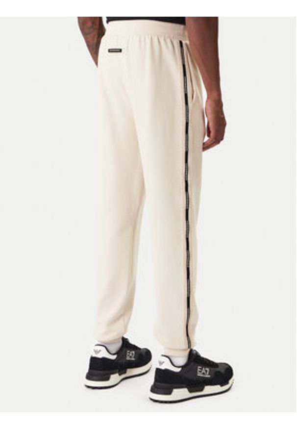 EA7 Emporio Armani Spodnie dresowe 7M001482 AF12660 U1088 Beżowy Regular Fit. Kolor: beżowy. Materiał: syntetyk, bawełna