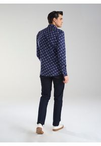 Pako Lorente - PAKO LORENTE – Granatowa koszula w kolibry. Okazja: na co dzień. Kolor: niebieski. Materiał: bawełna, elastan, jeans. Styl: casual #7