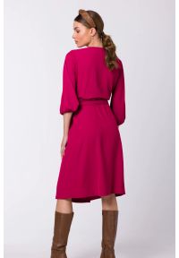 Sukienki.shop - Sukienka elegancka kopertowa z bufiastymi rękawami śliwka. Okazja: do pracy. Kolor: czarny. Typ sukienki: kopertowe. Styl: elegancki #2