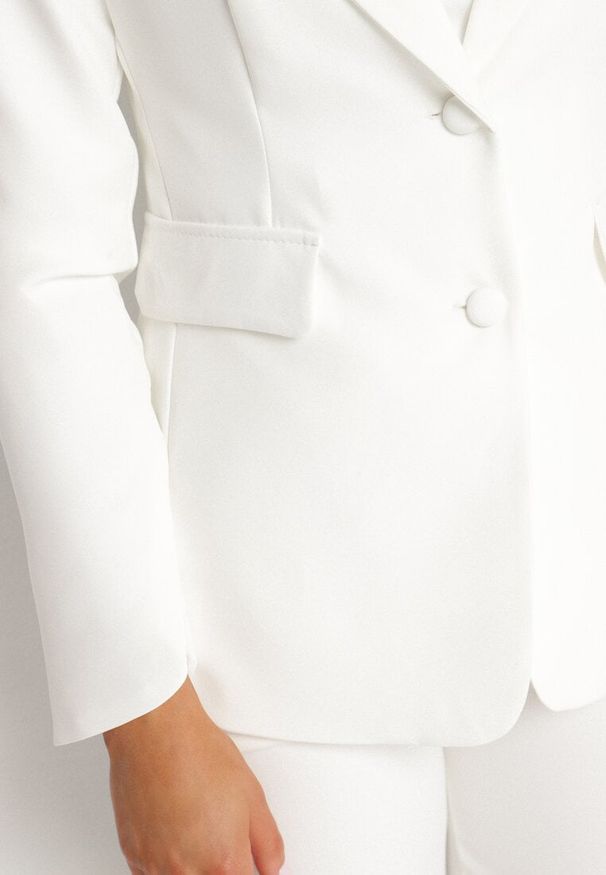 Born2be - Biała Taliowana Marynarka z Usztywnioną Linią Ramion Finzeki. Okazja: na co dzień. Kolor: biały. Materiał: jeans. Styl: klasyczny, casual