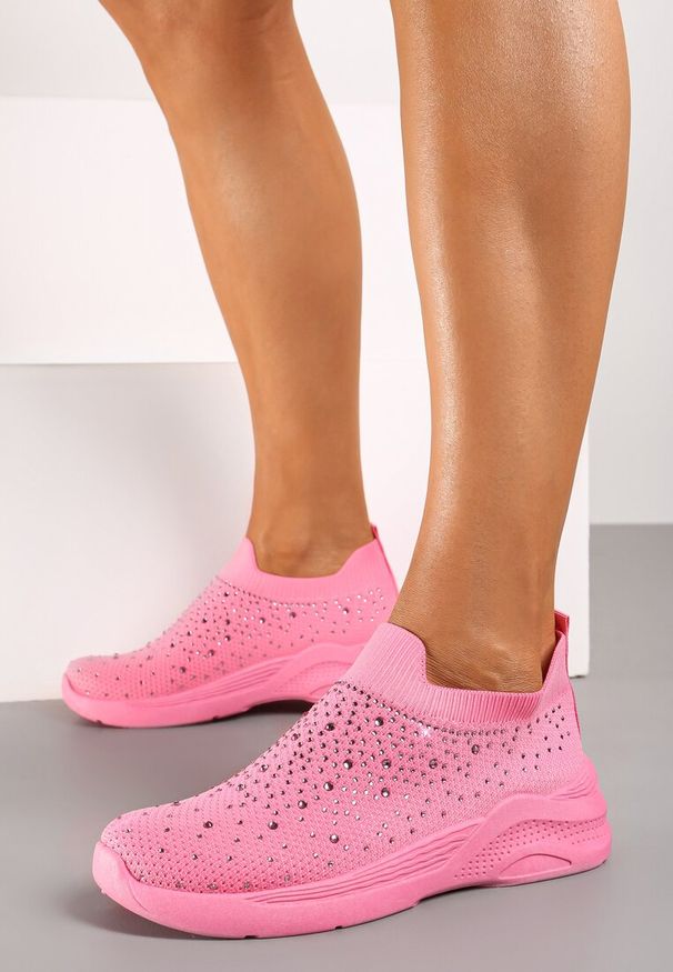 Renee - Różowe Buty Sportowe z Elastyczną Cholewką i Cyrkoniami Aribea. Okazja: na co dzień. Kolor: różowy. Materiał: dresówka, jeans. Szerokość cholewki: normalna. Wzór: aplikacja. Sezon: lato. Obcas: na obcasie. Wysokość obcasa: niski