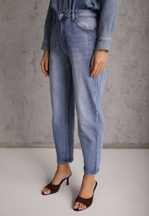 Renee - Niebieskie Klasyczne Jeansy Mom Fit High Waist z Bawełny Uhrlith. Okazja: na co dzień. Stan: podwyższony. Kolor: niebieski. Styl: klasyczny