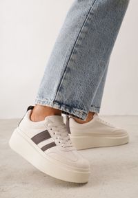 Renee - Beżowo-Brązowe Sneakersy Klasyczne Tenisówki na Grubej Podeszwie z Koturnem Adessia. Okazja: na co dzień, na spacer. Kolor: brązowy. Materiał: jeans. Obcas: na koturnie. Sport: turystyka piesza #1