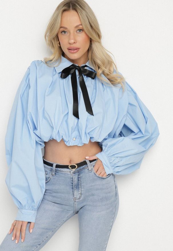 Born2be - Niebieska Bawełniana Koszula o Bufiastym Kroju z Kokardą w Stylu Retro Drulla. Okazja: na co dzień. Typ kołnierza: kokarda. Kolor: niebieski. Materiał: bawełna. Długość rękawa: długi rękaw. Długość: długie. Styl: retro