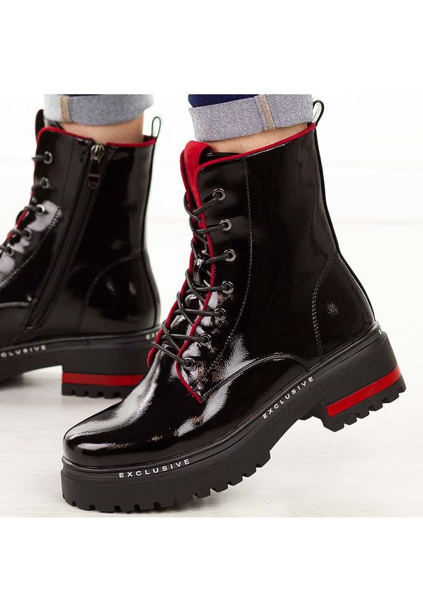 Czarne zimowe lakierowane botki damskie na traperze Filippo Dbt3108/25. Okazja: na spacer, na co dzień. Nosek buta: okrągły. Zapięcie: zamek. Kolor: czarny. Materiał: skóra, lakier. Szerokość cholewki: normalna. Sezon: zima. Styl: elegancki, casual, klasyczny