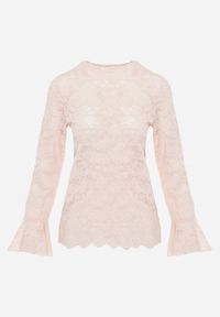 Renee - Różowa Bluzka z Koronki Ozdobiona Rozkloszowanymi Rękawami i Falbanką na Dole Sanovia. Okazja: na co dzień. Kolor: różowy. Materiał: koronka. Wzór: aplikacja, koronka. Styl: casual, elegancki #4