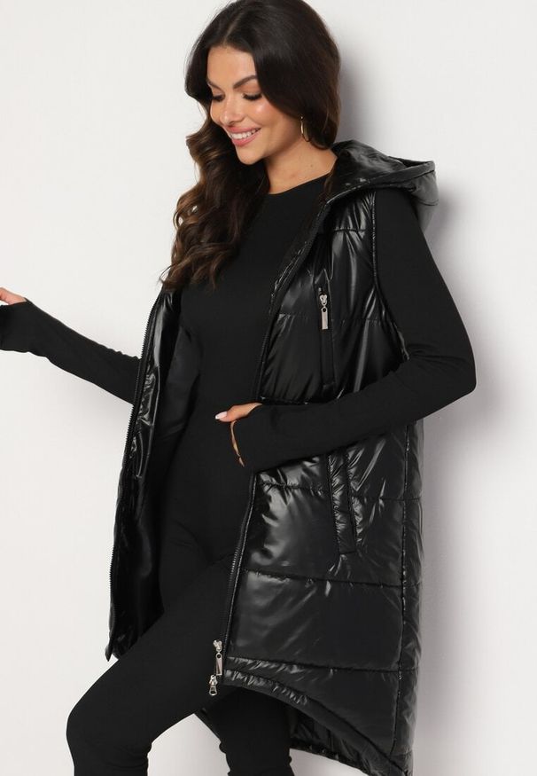 Born2be - Czarna Długa Kamizelka z Kapturem Ozdobiona Imitacją Kieszeni Mavaria. Typ kołnierza: kaptur. Kolor: czarny. Materiał: jeans. Długość: długie. Wzór: aplikacja. Sezon: wiosna, jesień. Styl: elegancki, sportowy, klasyczny