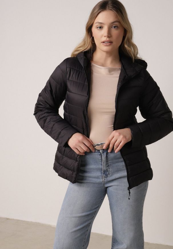 Born2be - Czarna Przejściowa Kurtka z Kapturem i Pikowanymi Przeszyciami Pretilda. Okazja: na co dzień. Typ kołnierza: kaptur. Kolor: czarny. Materiał: jeans, nylon. Styl: casual, elegancki, klasyczny