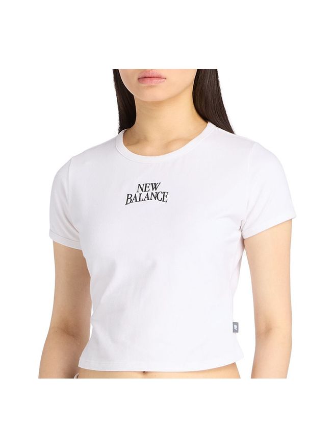 Koszulka damska New Balance WT61Y33QWT - biała. Kolor: biały. Materiał: bawełna. Długość rękawa: krótki rękaw. Długość: krótkie. Wzór: napisy