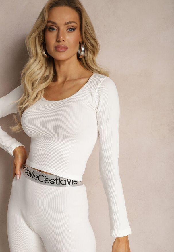 Renee - Biała Dopasowana Bluzka w Prążki o Krótkim Kroju Elowenia. Kolor: biały. Długość: krótkie. Wzór: prążki. Styl: sportowy