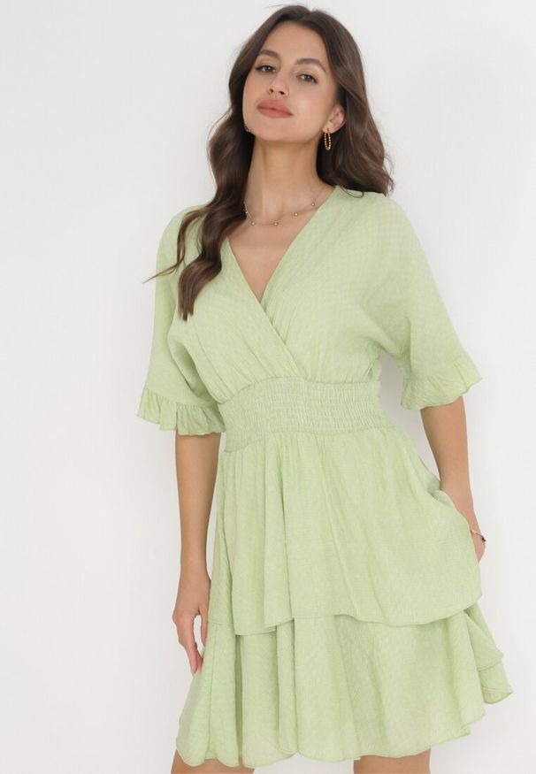 Born2be - Zielona Sukienka Mini z Gumką w Pasie i Falbankami Edeane. Typ kołnierza: kołnierz z falbankami. Kolor: zielony. Długość: mini