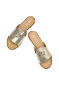 Złote Klapki Filippo Wygodne Buty Damskie. Kolor: złoty. Materiał: skóra ekologiczna. Sezon: lato #6