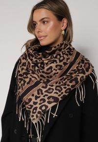 Born2be - Ciemnobrązowy Panterkowy Szalik z Wiskozy Zdobiony Frędzlami Ferenea. Okazja: na co dzień. Kolor: brązowy. Materiał: wiskoza. Wzór: aplikacja. Styl: klasyczny, casual, elegancki #1