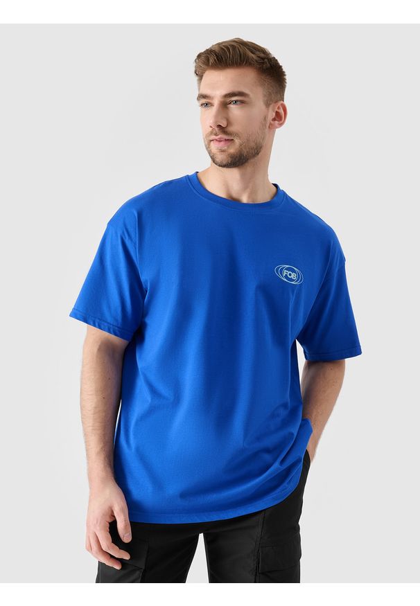 4f - 4F T-shirt oversize z nadrukiem męski - niebieski L. Okazja: na co dzień. Kolor: niebieski. Materiał: dzianina, bawełna, jersey. Długość rękawa: krótki rękaw. Długość: krótkie. Wzór: nadruk. Styl: klasyczny, sportowy, casual