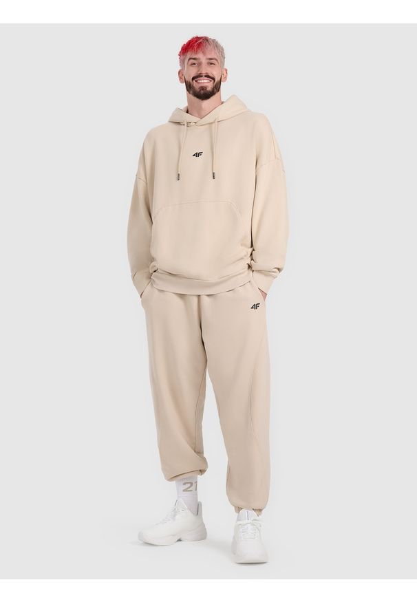4f - 4F Bluza dresowa oversize nierozpinana z kapturem męska 4F x Tomasz Fornal - beżowa M. Okazja: na co dzień. Typ kołnierza: bez kaptura, kaptur. Kolor: beżowy. Materiał: dresówka. Wzór: aplikacja. Styl: casual, sportowy