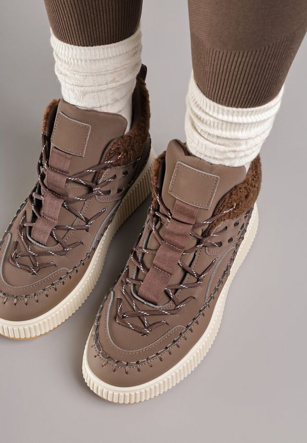 Renee - Brązowe Śniegowce Traperki Vices na Platformie z Tłoczeniem Ozdobione Przeszyciami Lerriva. Okazja: na randkę. Kolor: brązowy. Materiał: jeans, wełna. Wzór: aplikacja. Sezon: jesień, zima. Obcas: na platformie. Styl: elegancki