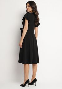 Born2be - Czarna Rozkloszowana Sukienka Kopertowa z Wiązaniem w Talii Dannila. Kolor: czarny. Wzór: aplikacja. Typ sukienki: kopertowe #2