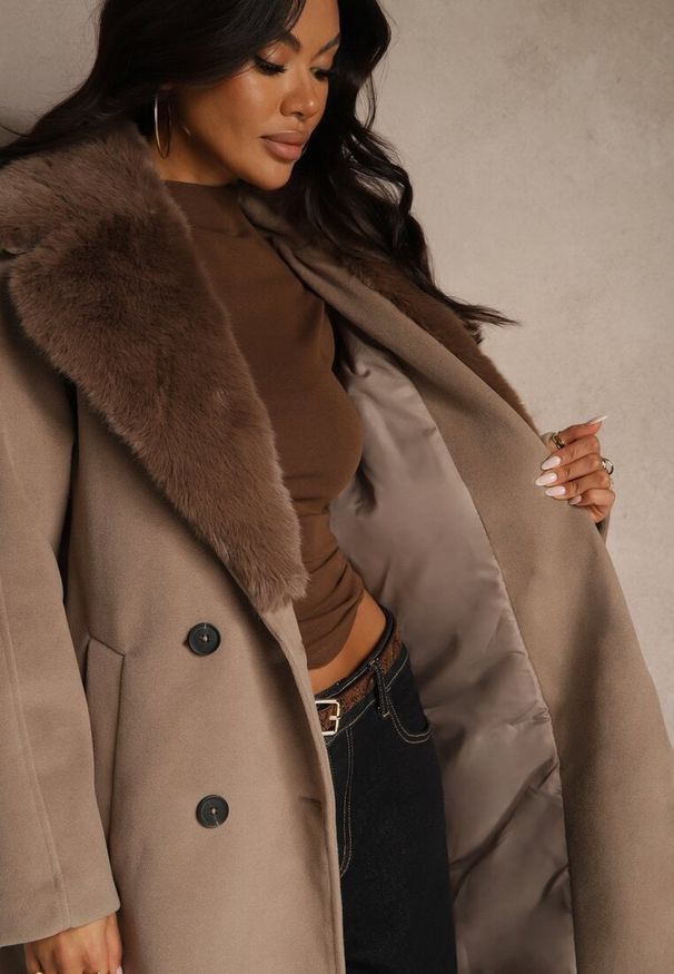 Renee - Beżowy Dwurzędowy Płaszcz Elegancki z Futrzanym Kołnierzem i Paskiem Ezanttia. Okazja: na co dzień. Kolor: beżowy. Materiał: futro. Długość rękawa: długi rękaw. Długość: długie. Sezon: zima, jesień. Styl: elegancki
