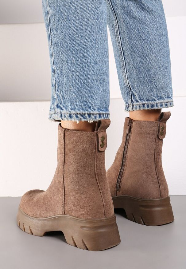 Renee - Ciemnobeżowe Casualowe Botki z Ekozamszu na Platformie Naolara. Okazja: na co dzień. Kolor: brązowy. Materiał: jeans. Obcas: na platformie. Styl: casual