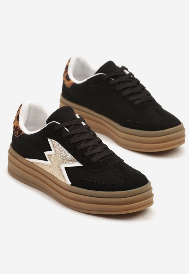 Renee - Czarne Sneakersy w Stylu Tenisówek Ozdobione Geometrycznym Wzorem Tolivanna. Okazja: na co dzień. Zapięcie: sznurówki. Kolor: czarny. Materiał: jeans. Wzór: aplikacja, geometria