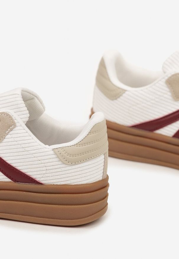 Renee - Białe Sneakersy Tenisówki na Platformie z Tłoczeniem i Geometrycznym Motywem Kialie. Okazja: na co dzień. Kolor: biały. Wzór: geometria. Obcas: na platformie