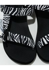 ARIZONA LOVE - Sandały Trekky w print zebry. Zapięcie: rzepy. Kolor: czarny. Materiał: bawełna, materiał. Wzór: motyw zwierzęcy, nadruk #2
