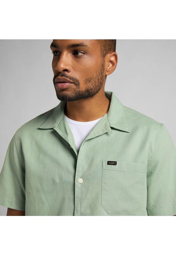 Lee - MĘSKA KOSZULA MATERIAŁOWA LEE SS RESORT SHIRT GRANITE GREEN L67PKWQN 112116916. Materiał: materiał