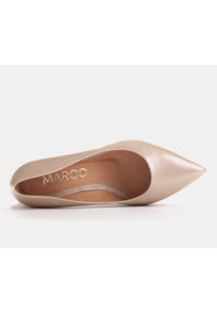 Marco Shoes Czółenka z naturalnej skóry ze srebrnym dodatkiem w obcasie beżowy. Kolor: beżowy. Materiał: skóra. Obcas: na obcasie. Wysokość obcasa: średni #8