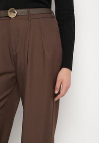 Born2be - Brązowe Szerokie Spodnie Garniturowe z Paskiem z Klamrą w Kształcie Muszelki Setera. Okazja: na co dzień. Stan: podwyższony. Kolor: brązowy. Wzór: paski. Styl: casual, elegancki #4