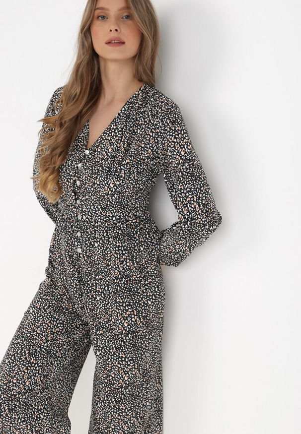 Born2be - Czarny Kombinezon Pyrhele. Okazja: na co dzień. Kolor: czarny. Długość: długie. Wzór: nadruk. Styl: elegancki, casual