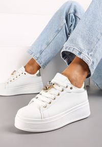 Born2be - Biało-Złote Sznurowane Sneakersy na Platformie z Ekoskóry z Ozdobnym Misiem Neonda. Kolor: biały. Wzór: aplikacja. Obcas: na platformie #4