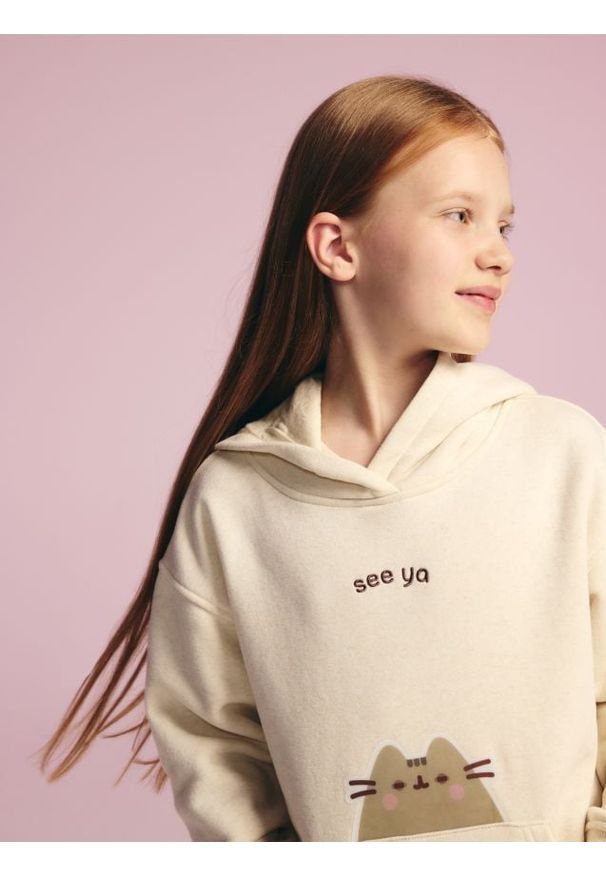 Reserved - Bluza Pusheen z aplikacją 3D - beżowy. Kolor: beżowy. Materiał: bawełna. Wzór: aplikacja