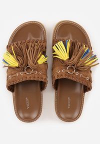 Renee - Brązowe Klapki VICES na Płaskiej Podeszwie w Stylu Boho z Frędzlami Averathla. Okazja: na co dzień. Kolor: brązowy. Materiał: denim, len. Wzór: aplikacja. Sezon: lato. Obcas: na płaskiej podeszwie. Styl: boho #7