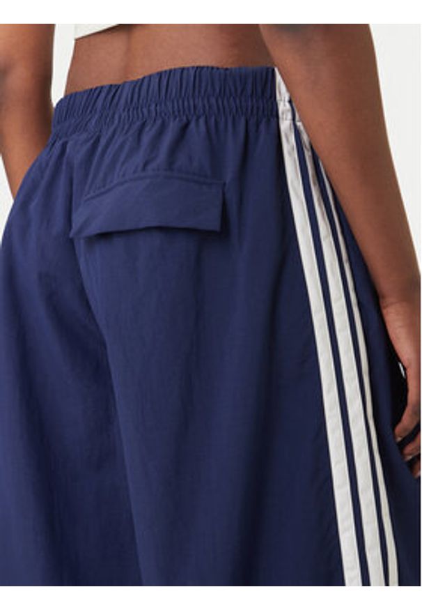 Adidas - adidas Spodnie dresowe Essentials 3-Stripes JV5328 Granatowy Loose Fit. Kolor: niebieski. Materiał: syntetyk