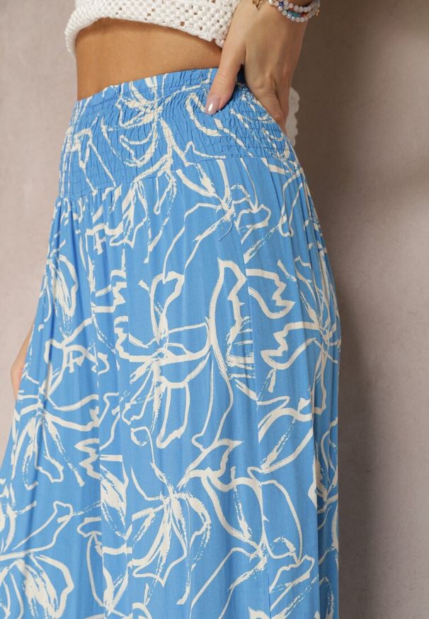 Renee - Niebieskie Spodnie Szerokie z Wiskozy High Waist w Kwiatowy Print Tepolla. Okazja: na plażę, na co dzień, na spacer. Stan: podwyższony. Kolor: niebieski. Materiał: wiskoza. Wzór: kwiaty, nadruk. Sezon: lato. Styl: casual