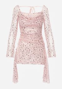 Renee - Różowa Dopasowana Sukienka VICES Zdobiona Cekinami i Wiązaniem Alethrolphi. Okazja: na imprezę. Kolor: różowy. Wzór: aplikacja. Styl: klasyczny, elegancki #2