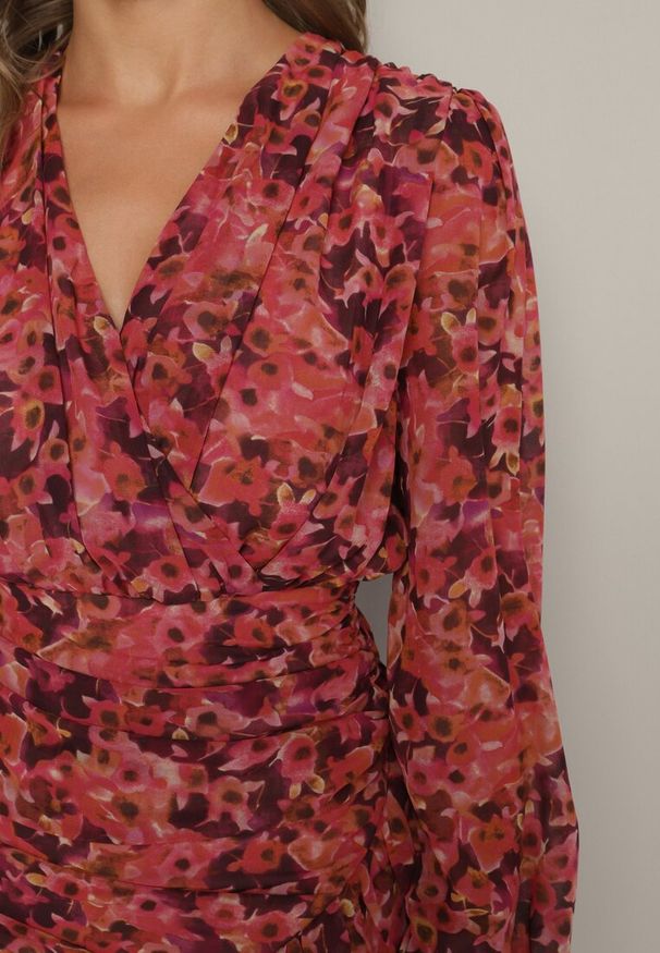 Born2be - Czerwona Dopasowana Sukienka w Kwiaty z Marszczeniem i Falbankami Mirilia. Okazja: na co dzień. Typ kołnierza: kołnierz z falbankami. Kolor: czerwony. Materiał: jeans. Wzór: kwiaty. Styl: casual