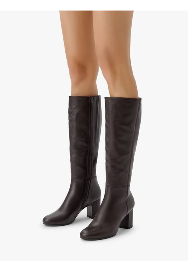 Ryłko - Bordowe kozaki na słupku ze skóry licowej. Nosek buta: okrągły. Zapięcie: zamek. Kolor: czerwony. Materiał: skóra. Szerokość cholewki: normalna. Obcas: na słupku. Styl: street, klasyczny, elegancki. Wysokość obcasa: średni