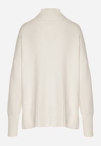 Born2be - Biały Gładki Golf w Klasycznym Stylu Ralenatia. Okazja: na co dzień. Typ kołnierza: golf. Kolor: biały. Materiał: skóra, jeans. Długość rękawa: długi rękaw. Długość: długie. Wzór: gładki. Styl: klasyczny #6