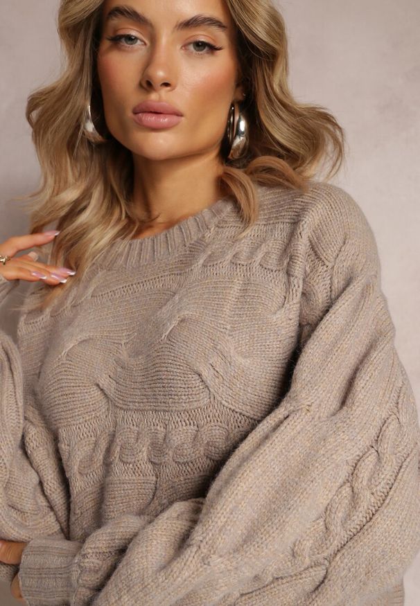 Renee - Ciemnobeżowy Długi Sweter Oversize z Wypukłym Splotem All Over Somet. Kolor: beżowy. Długość: długie. Wzór: ze splotem. Styl: elegancki